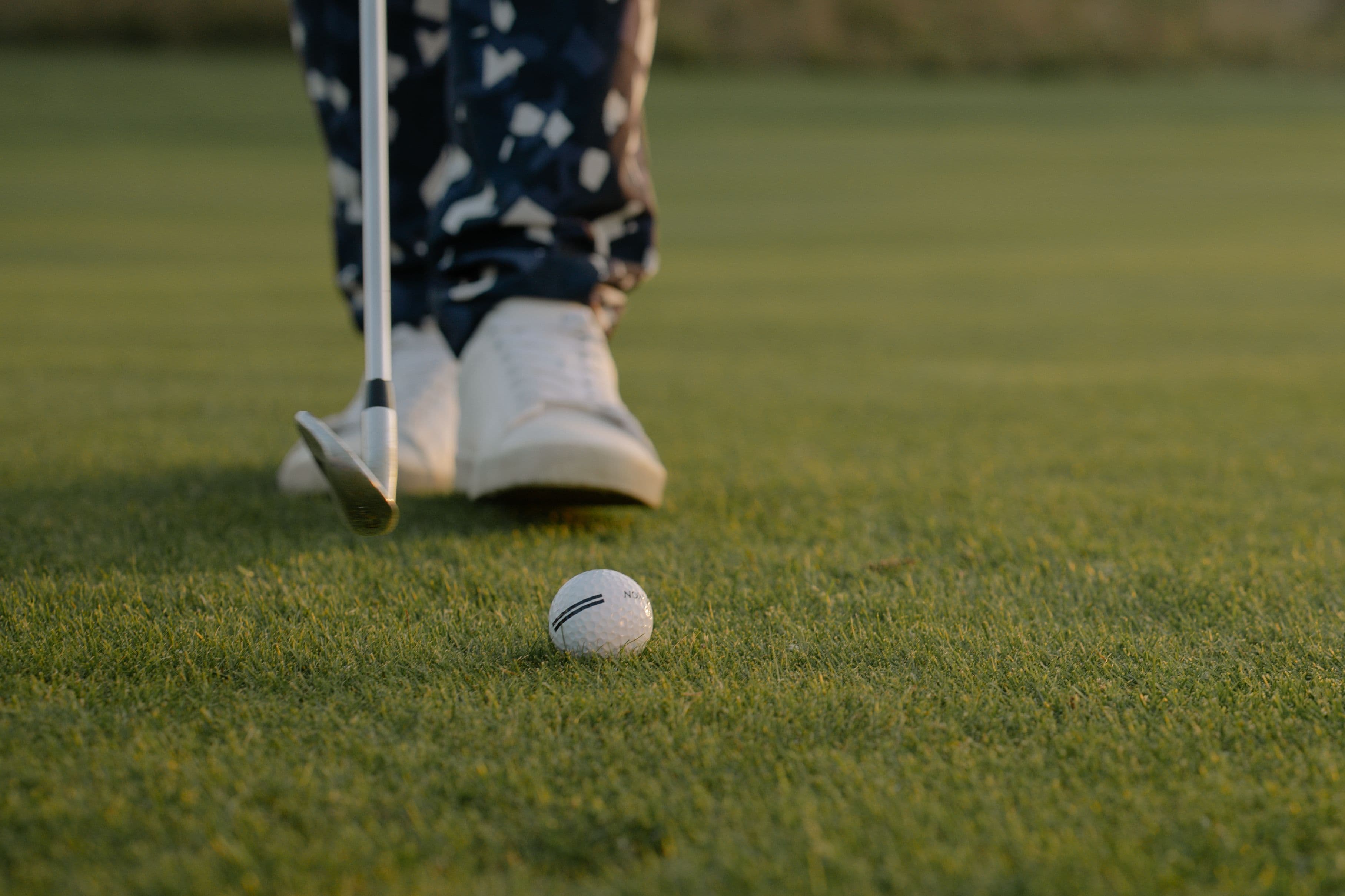 Golfball und Eisen bereit für eine Trainingseinheit