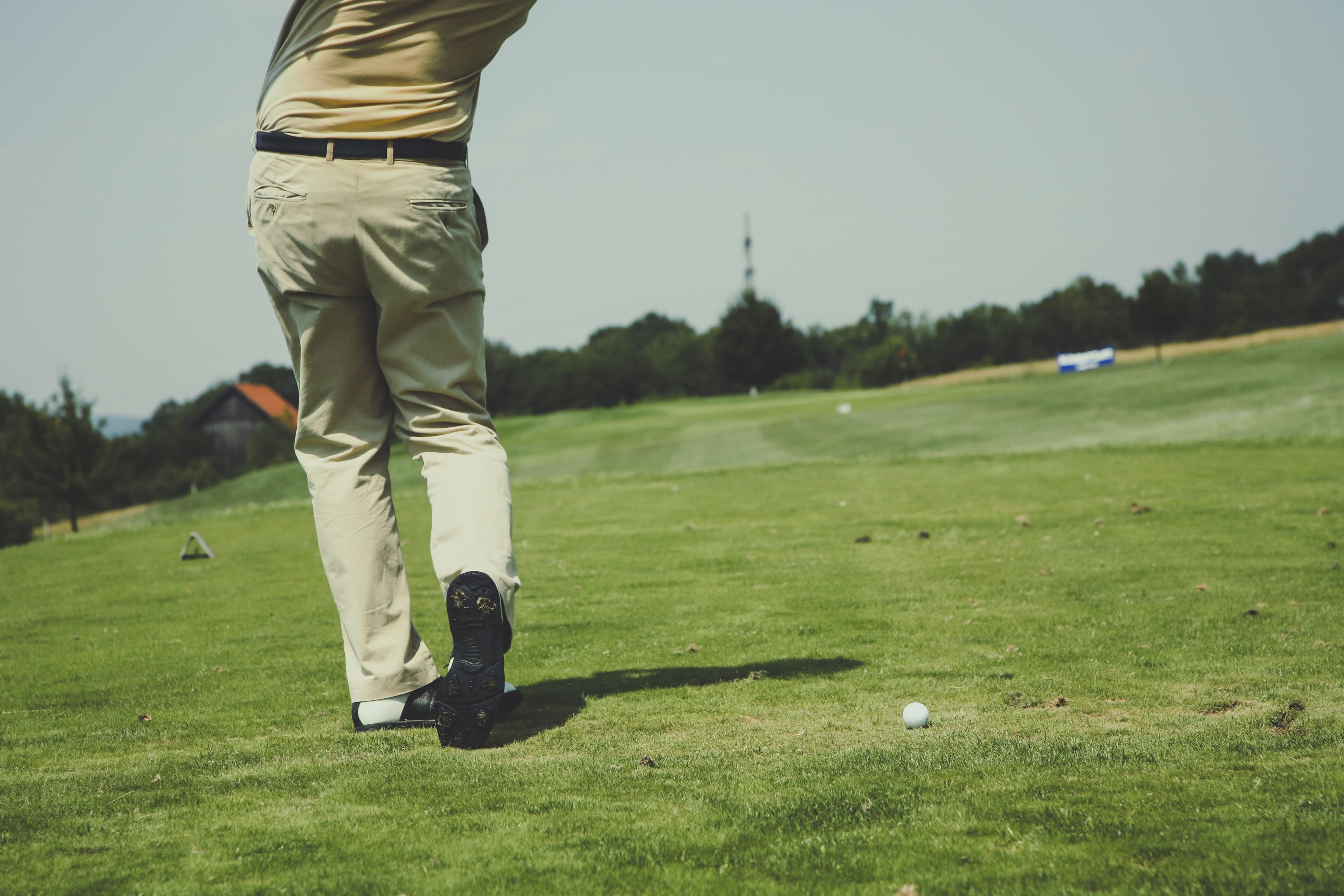 Golfschwung auf dem Fairway